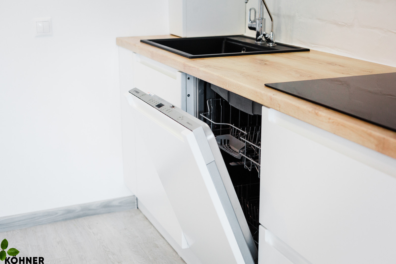 Кухня в скандинавском стиле в мансардной квартире