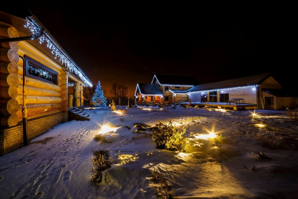 Новогоднее украшение сада и коттеджа