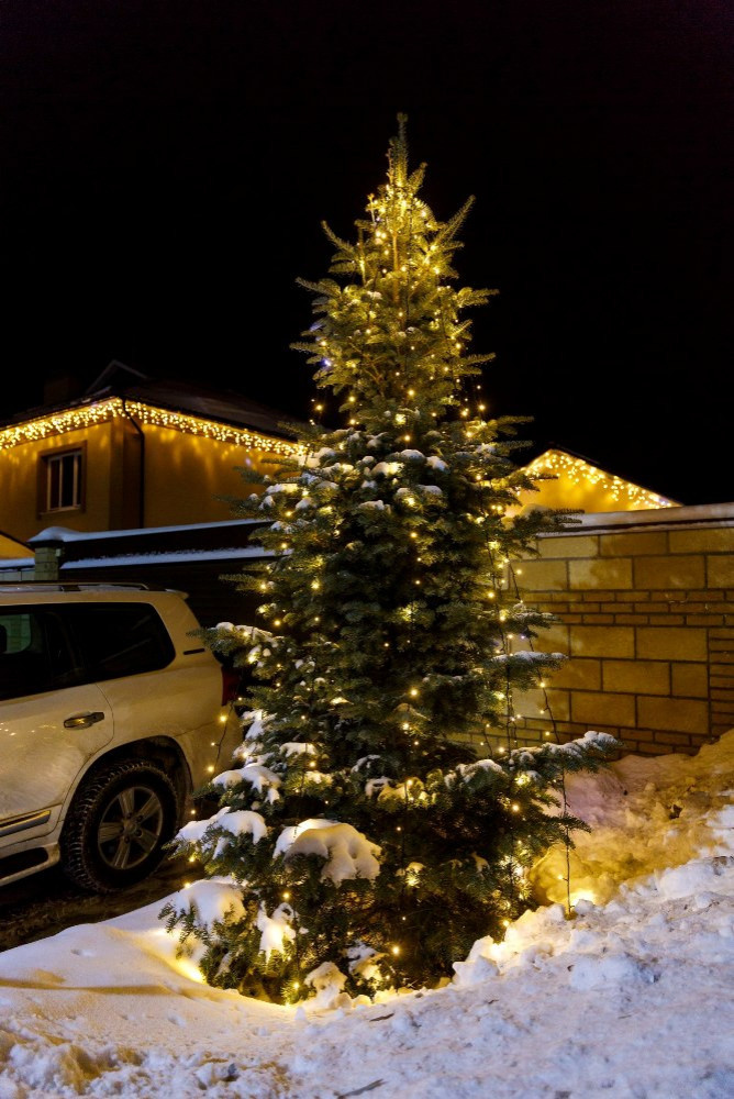 Новогоднее украшение сада и коттеджа