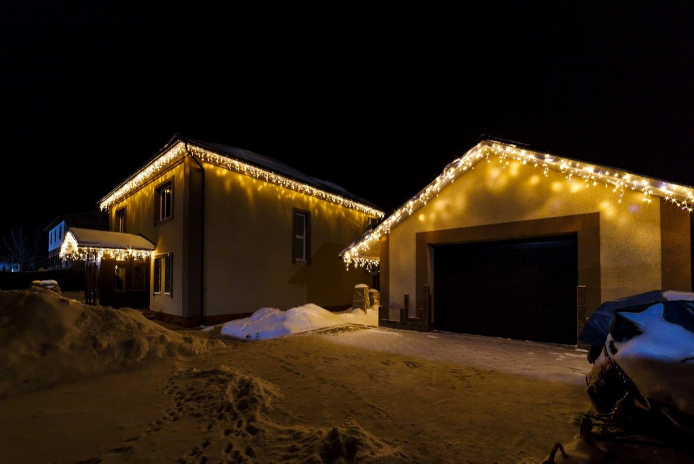 Новогоднее украшение сада и коттеджа