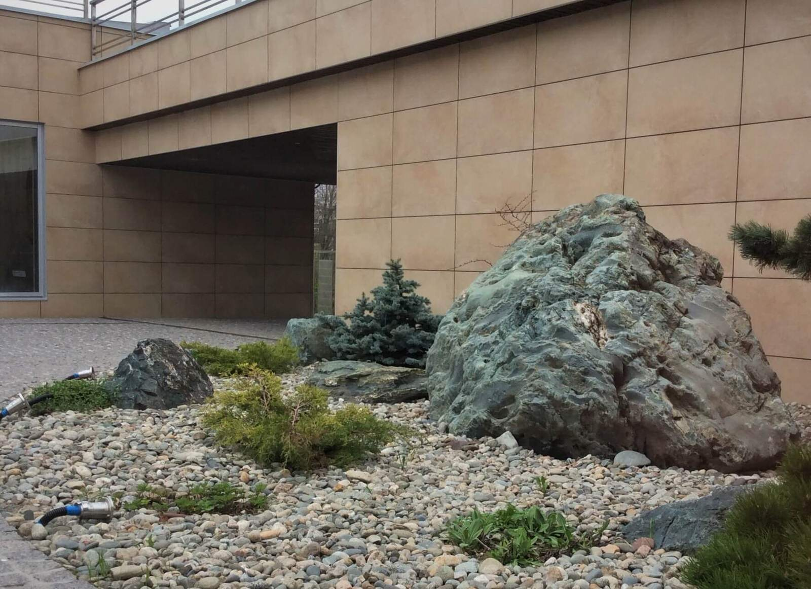 HI-TECH на обломках мегалитового комплекса