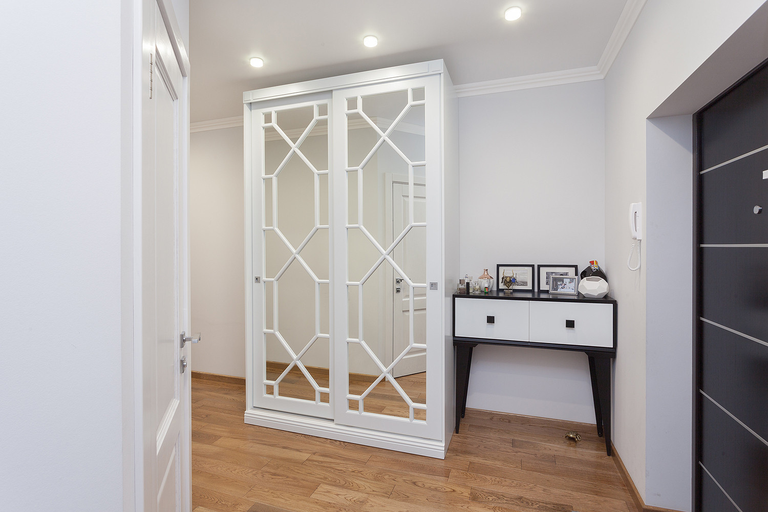 Мебель для прихожей в современном классическом стиле