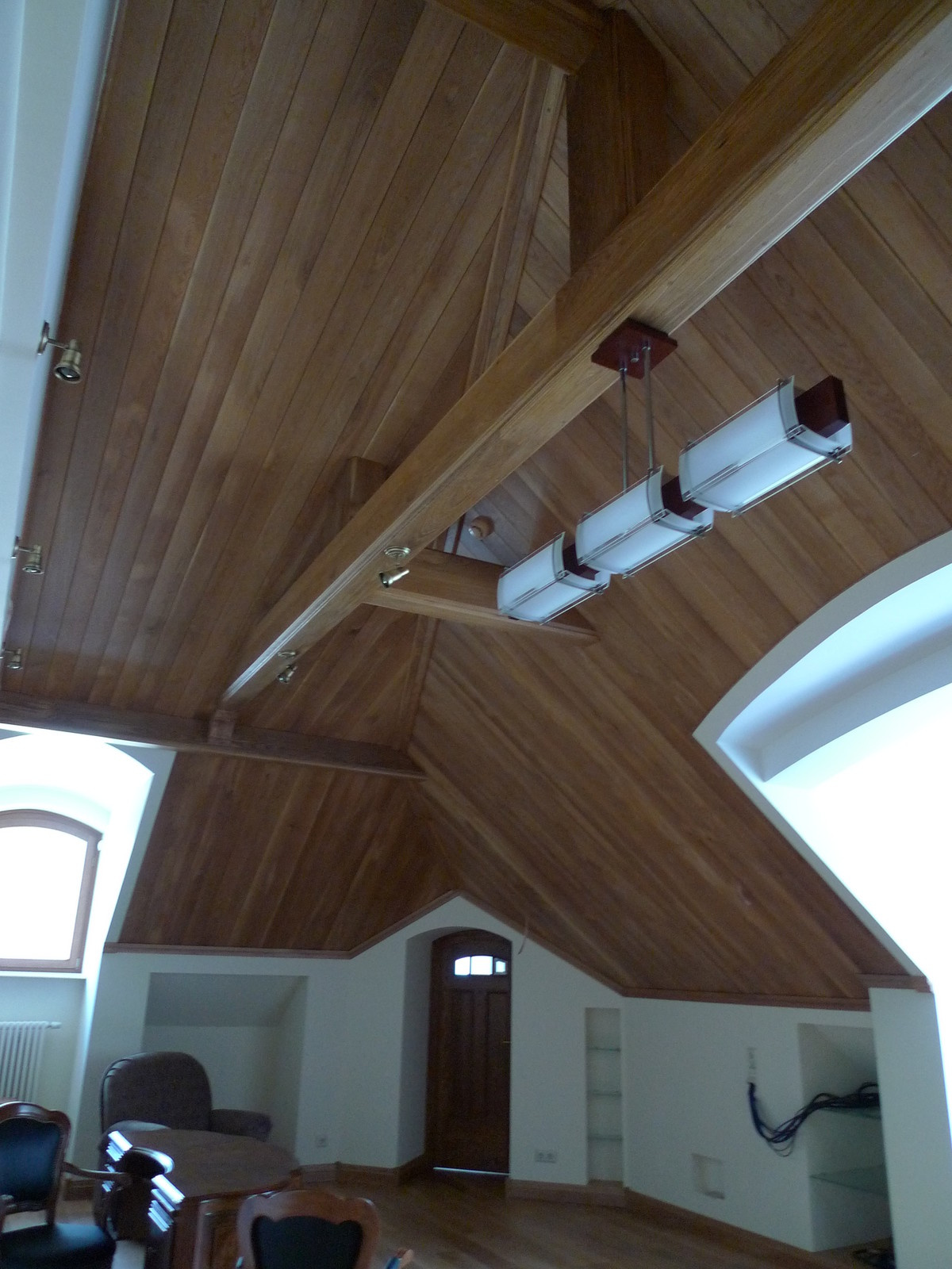 Отделка потолка массивом дуба