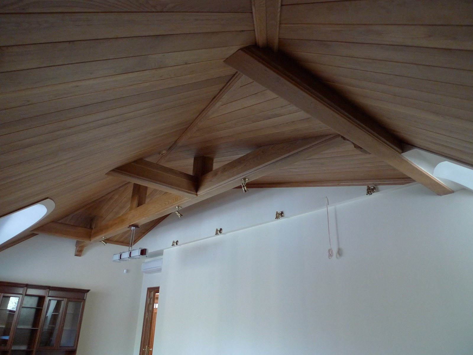 Отделка потолка массивом дуба