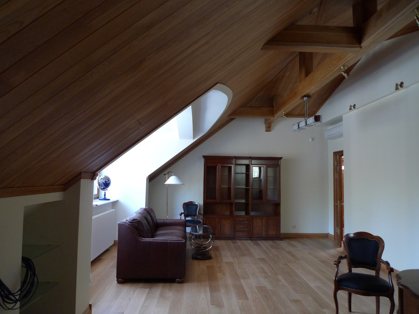 Отделка потолка массивом дуба