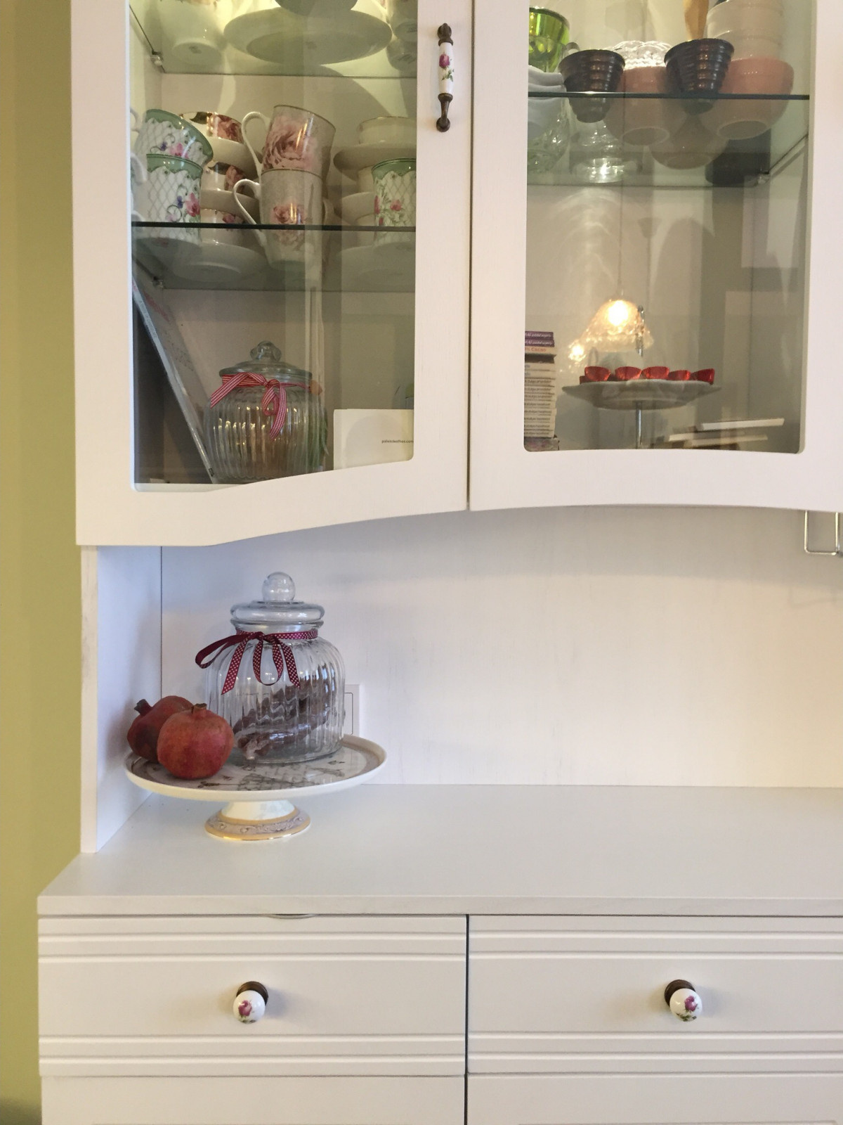 Сервант для посуды на кухне