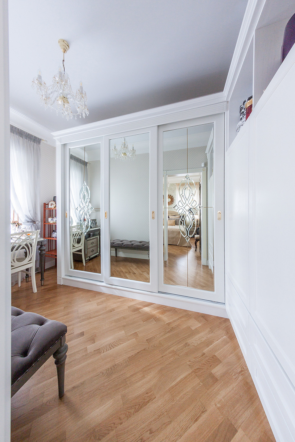 Шкаф купе с зеркальными фасадами