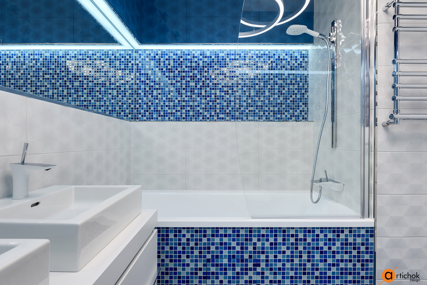 Дизайн санузла в синем и белом цветах