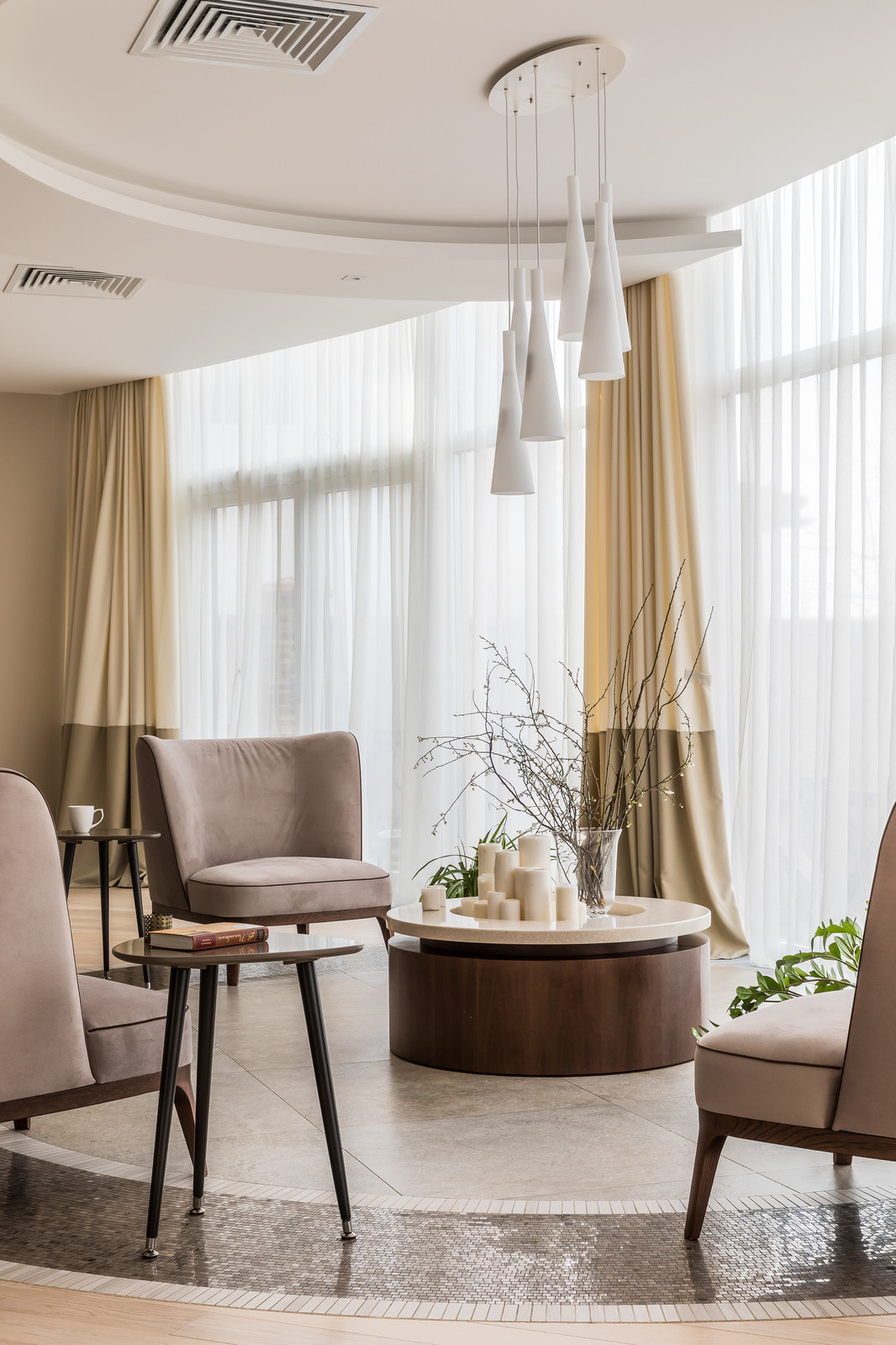 Интерьер частного дома с яркими акцентами