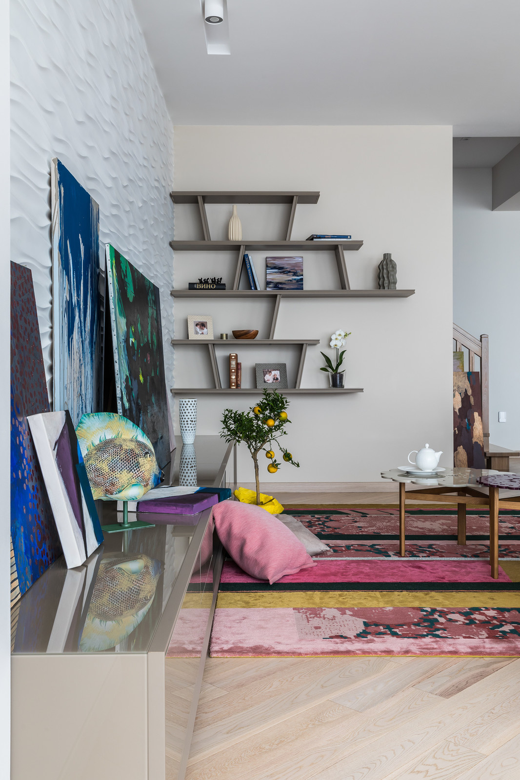 Интерьер частного дома с яркими акцентами