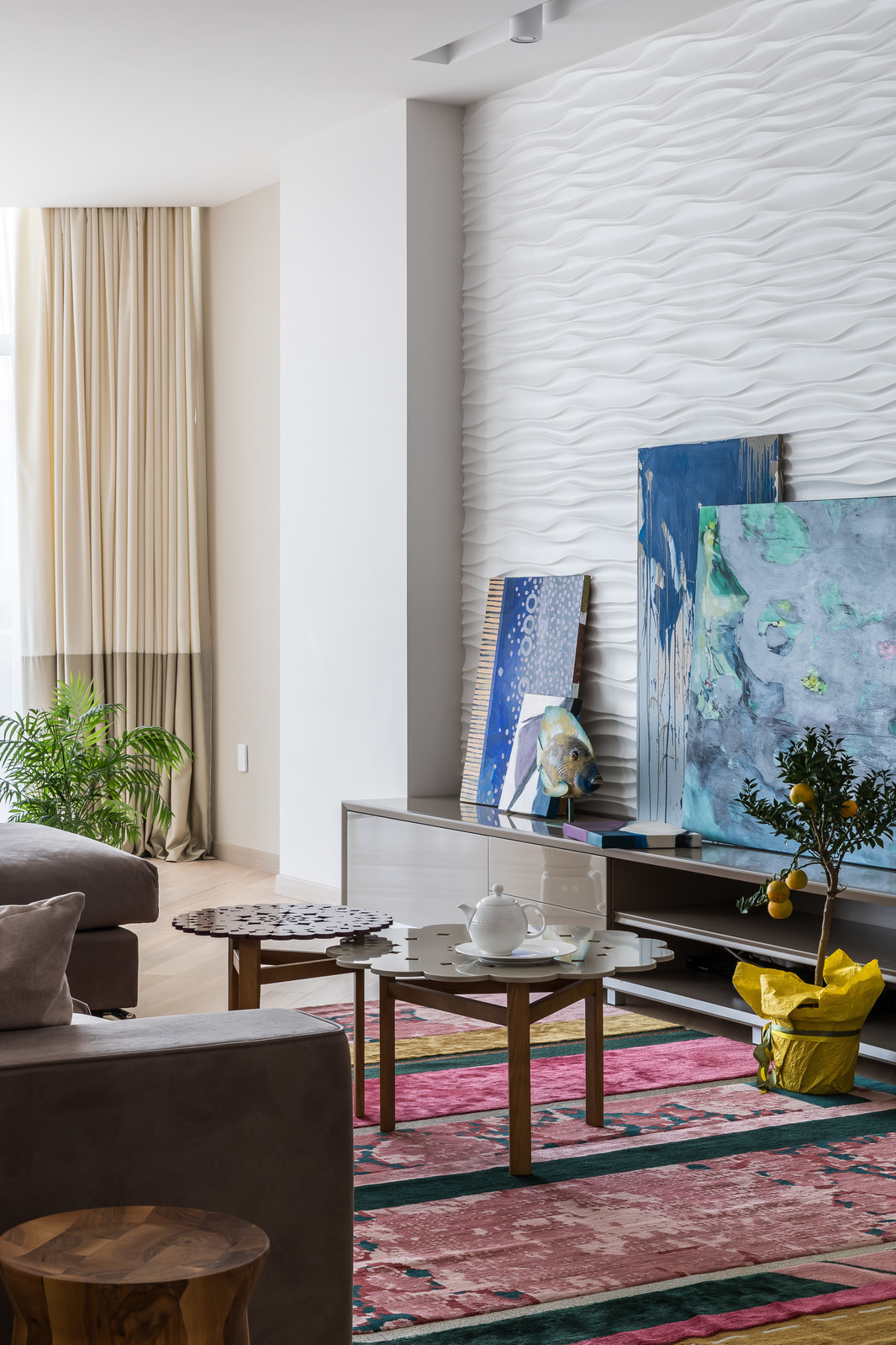 Интерьер частного дома с яркими акцентами