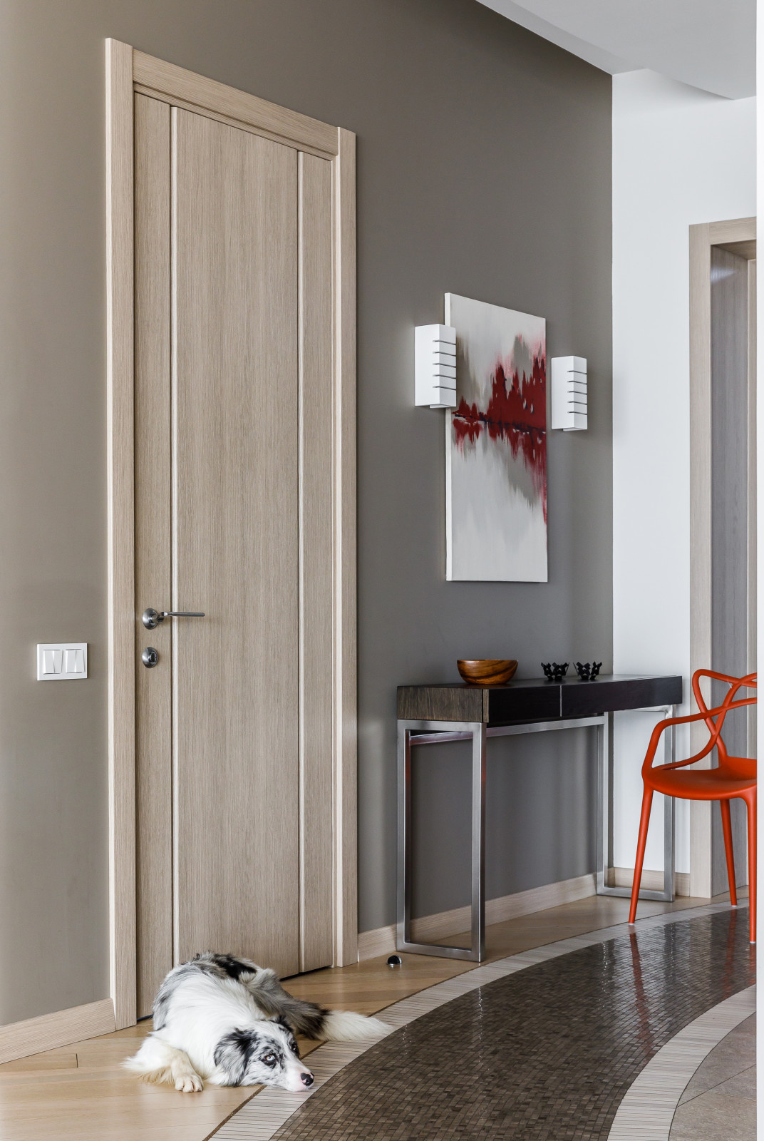 Интерьер частного дома с яркими акцентами