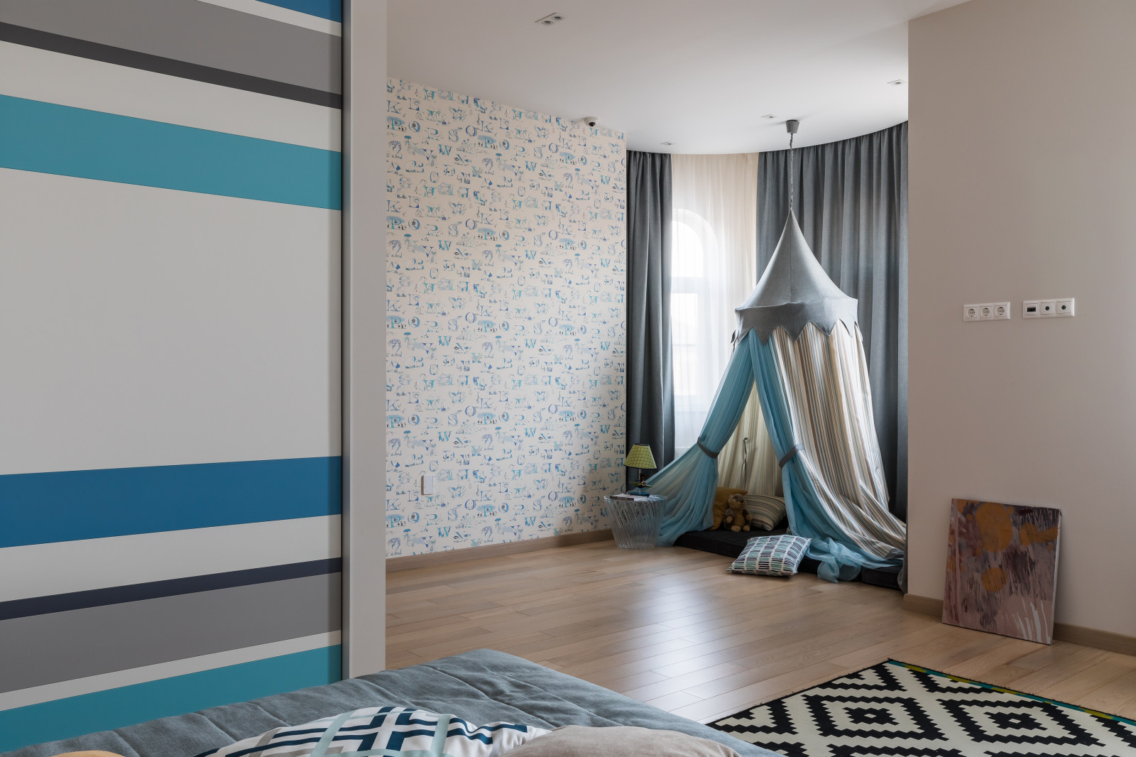 Интерьер частного дома с яркими акцентами