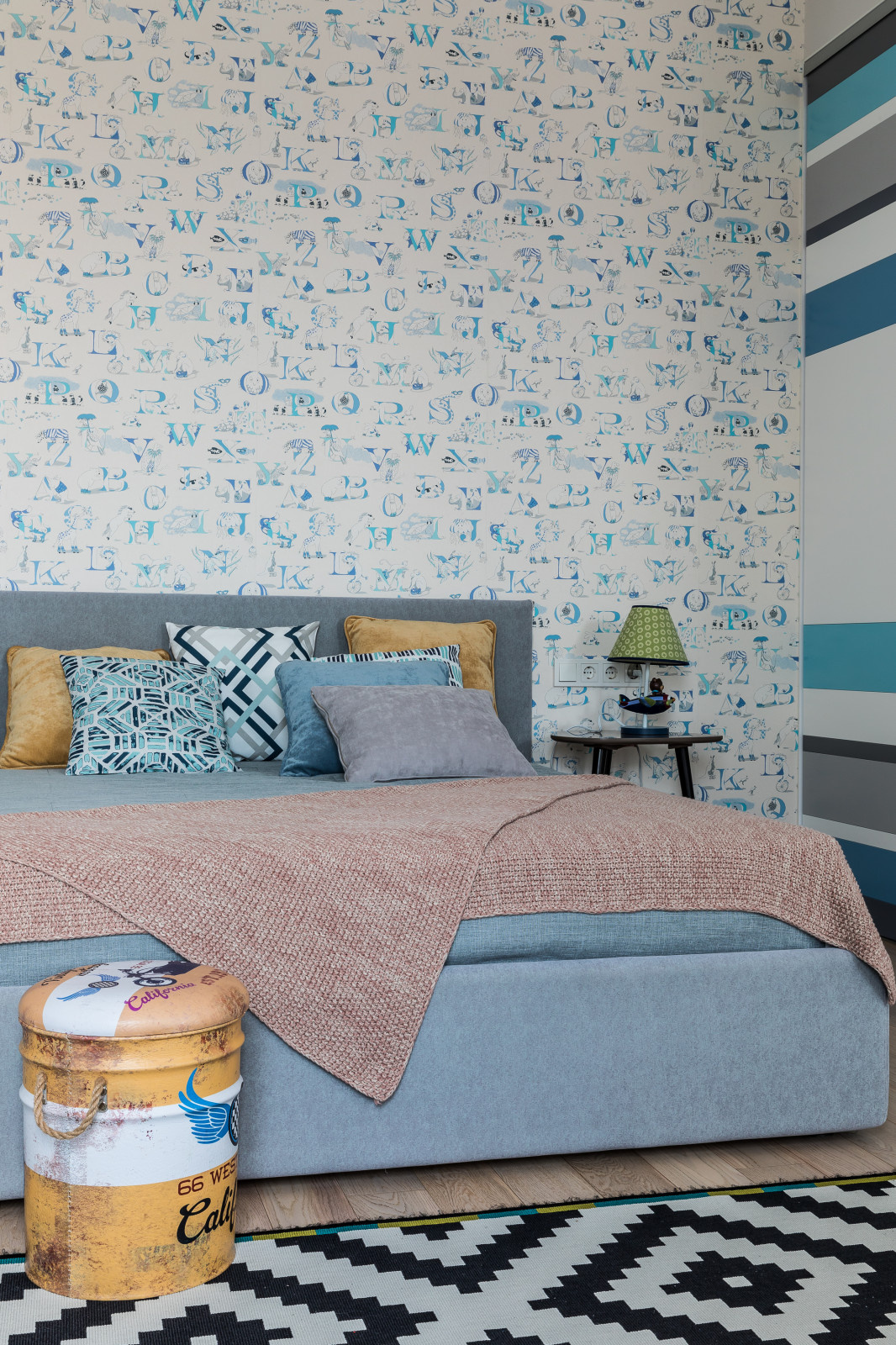 Интерьер частного дома с яркими акцентами