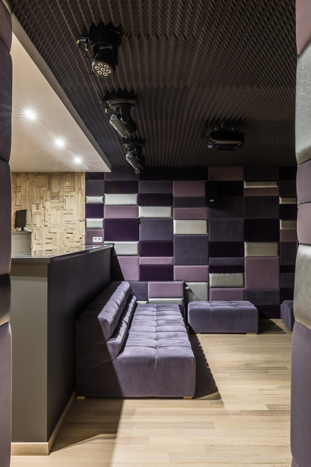 Интерьер частного дома с яркими акцентами