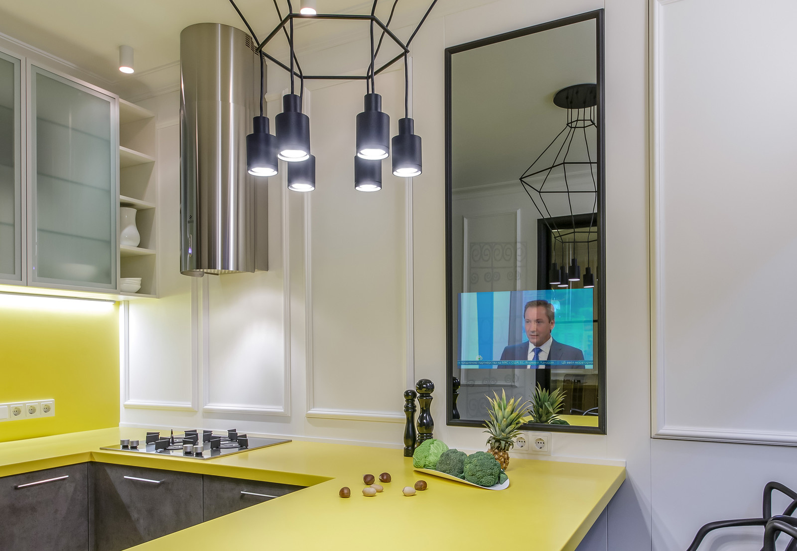 Хороший вопрос: Где повесить телевизор на кухне