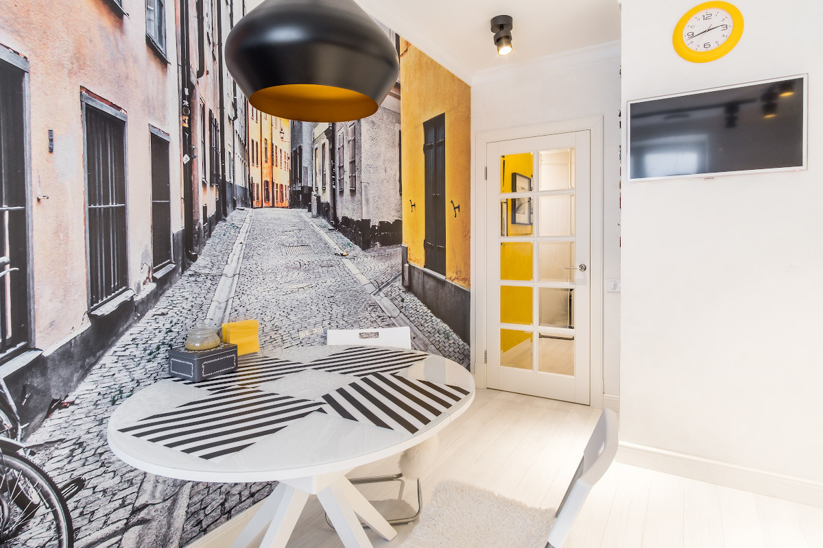 Яркая квартира с белыми дверями