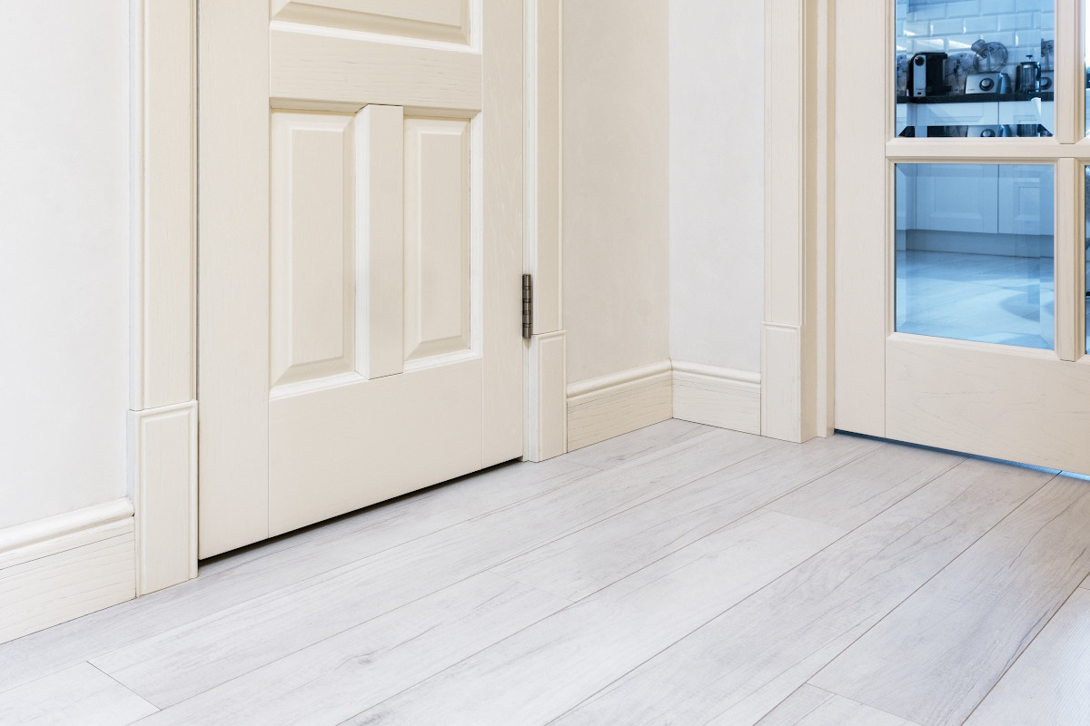 Яркая квартира с белыми дверями