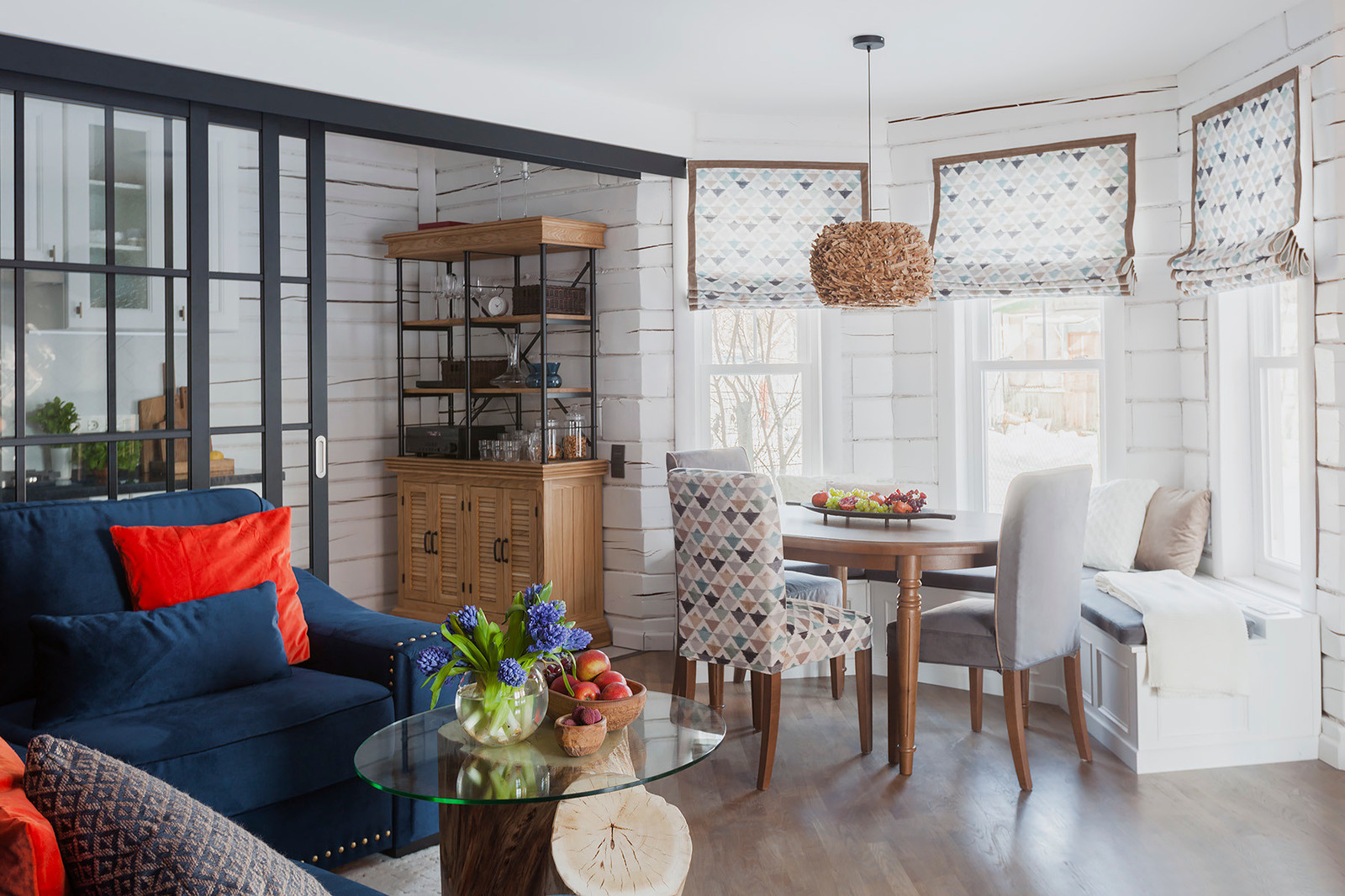 Проект недели: Дом «наизнанку» — с гонтом на потолке гостиной