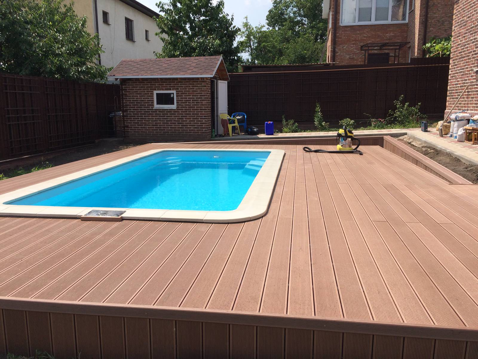 Терраса вокруг бассейна из древесно полимерного композита на метало-каркасе