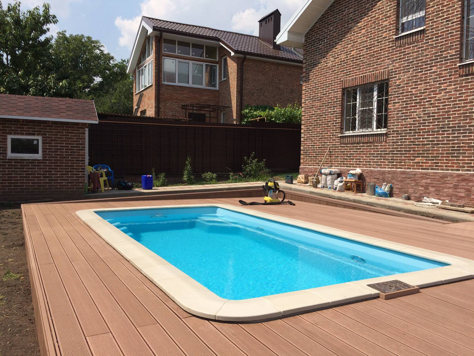 Терраса вокруг бассейна из древесно полимерного композита на метало-каркасе