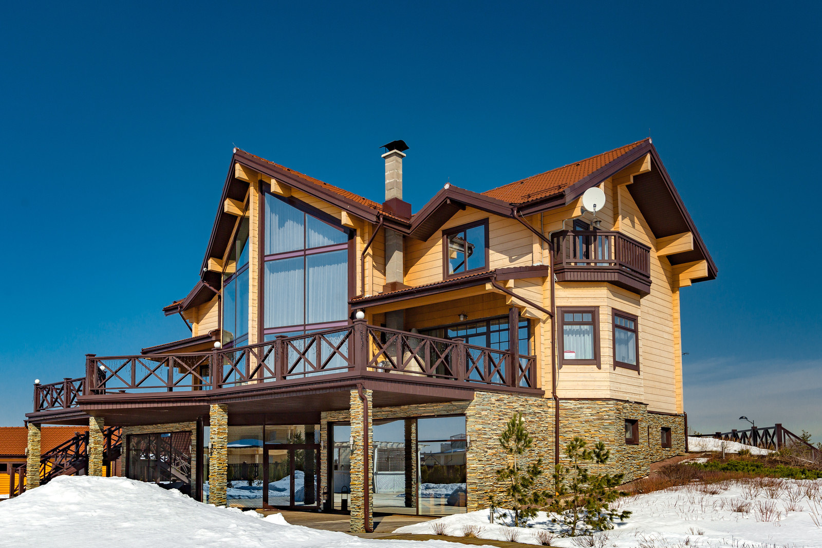 Загородный дом на берегу озера