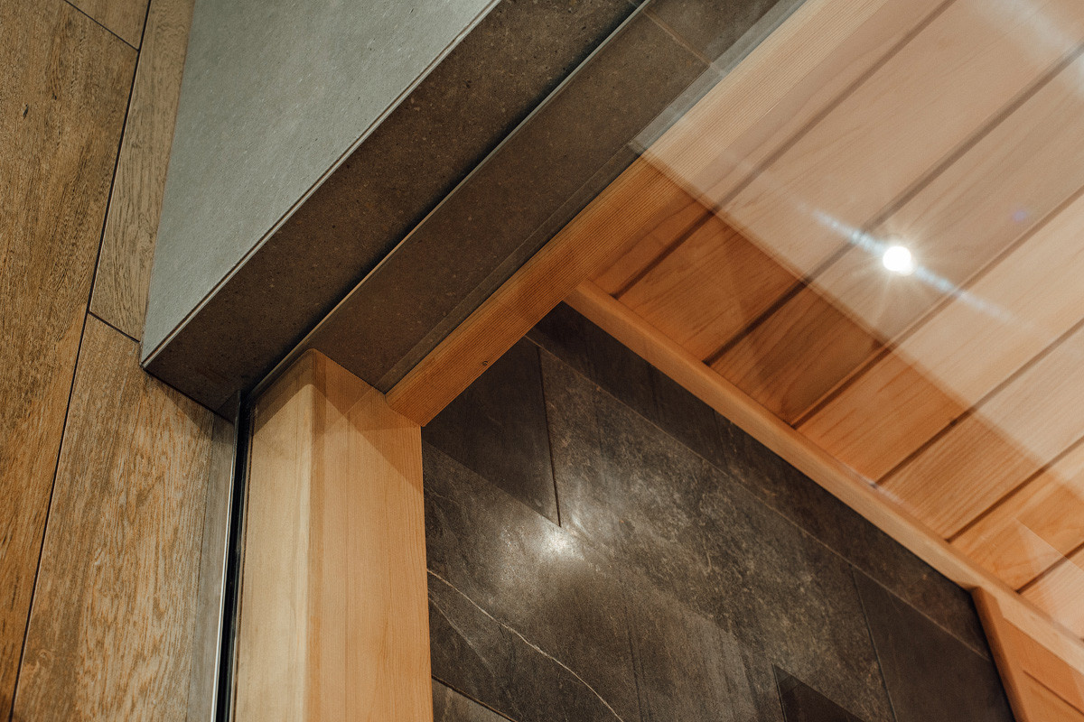 Примыкание стеклянной группы в сауне.