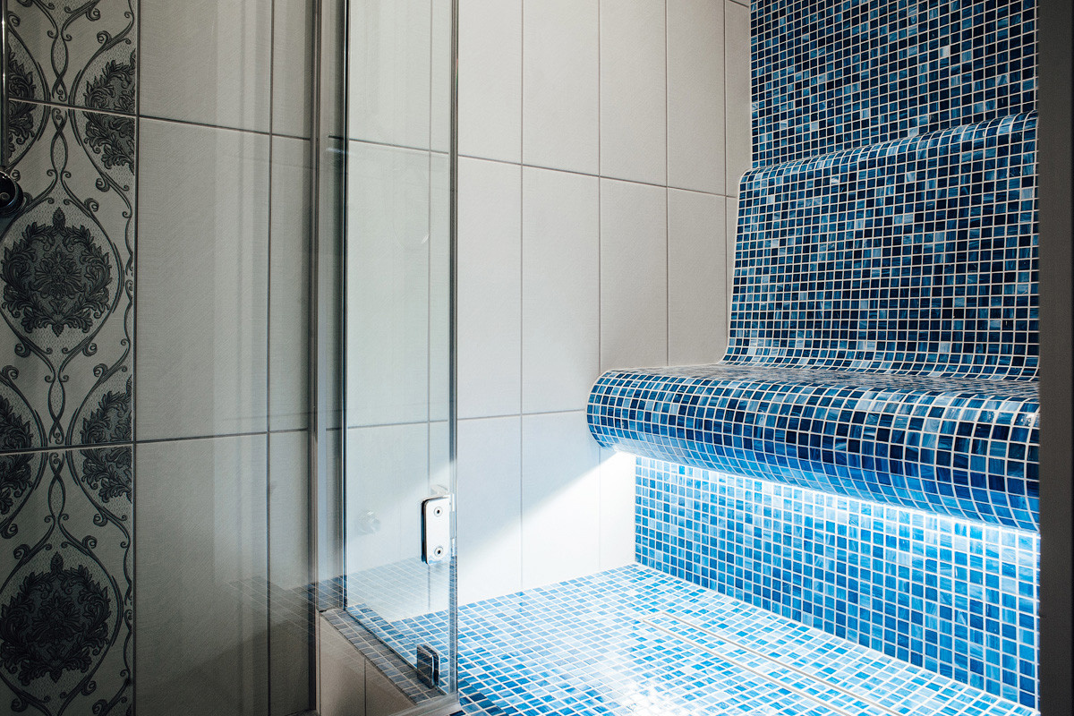 Эргономичная скамья в хамаме.