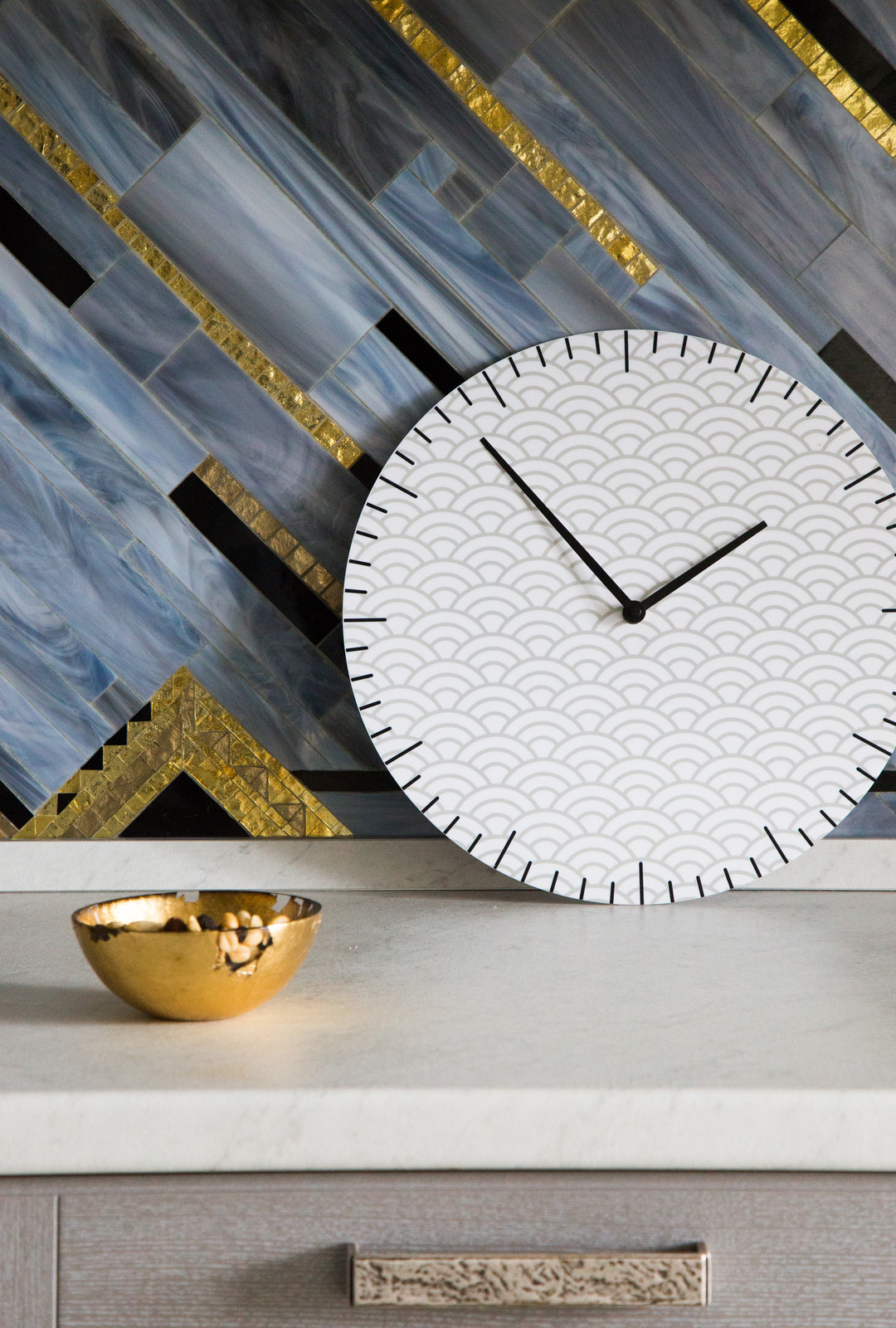 Яркая геомтерия в трехкомнатной квартире.