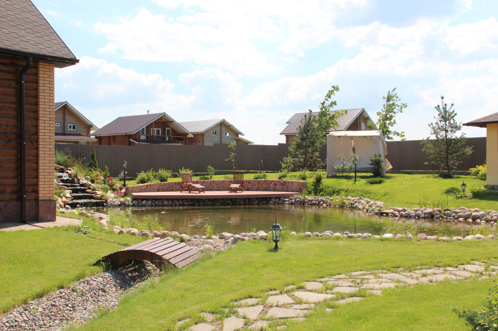 Релакс зона с каскадом в Чехове