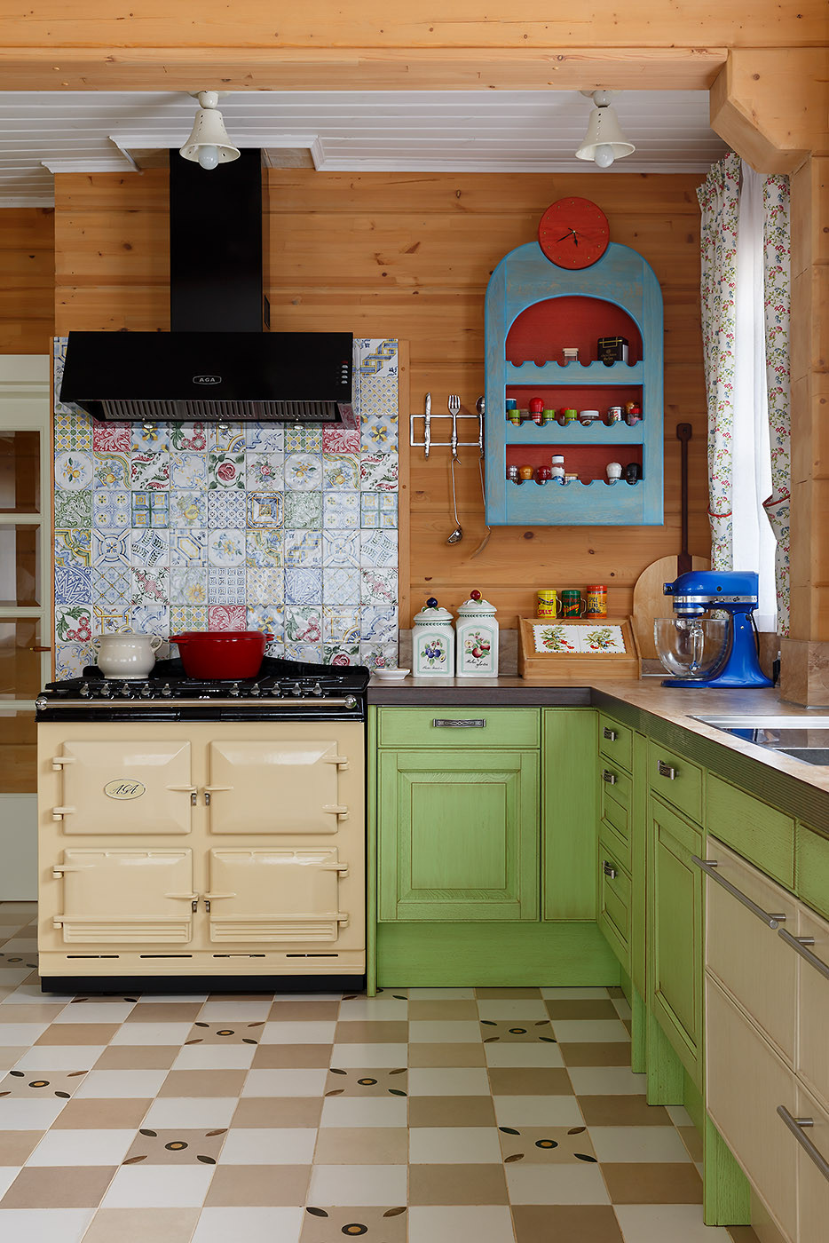 Гармоничный интерьер в традициях русского стиля.