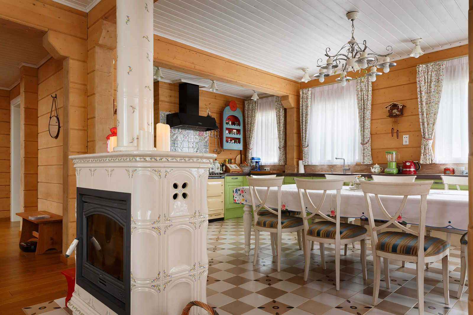 Гармоничный интерьер в традициях русского стиля.