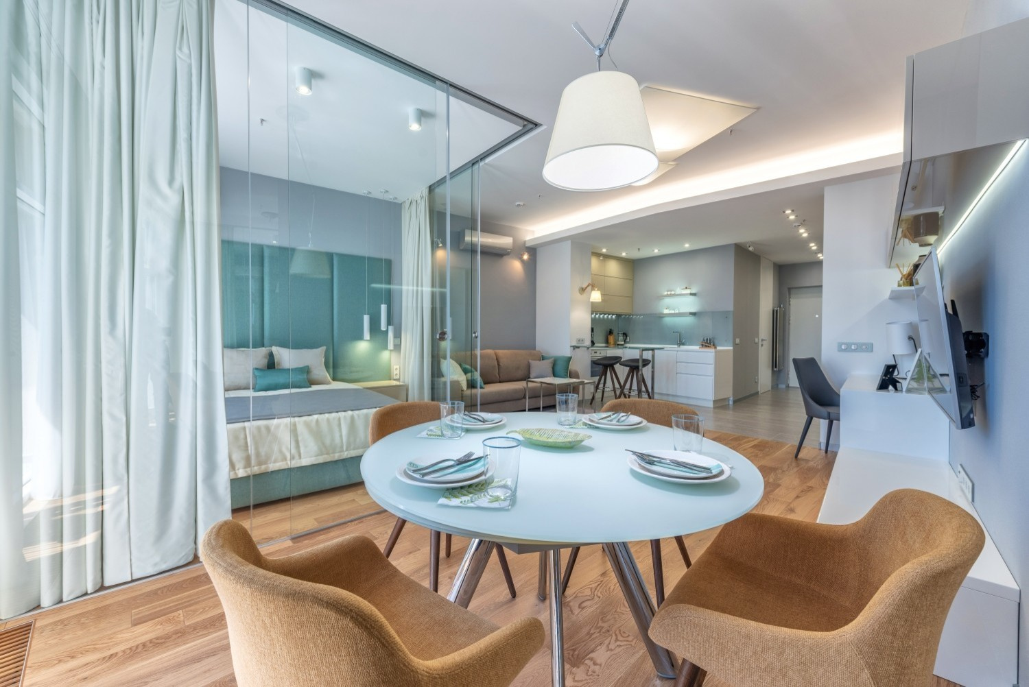 Есть задача: Спальня в гостиной