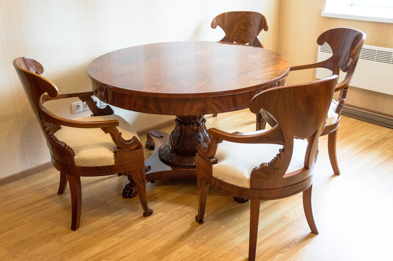 Стол с креслами