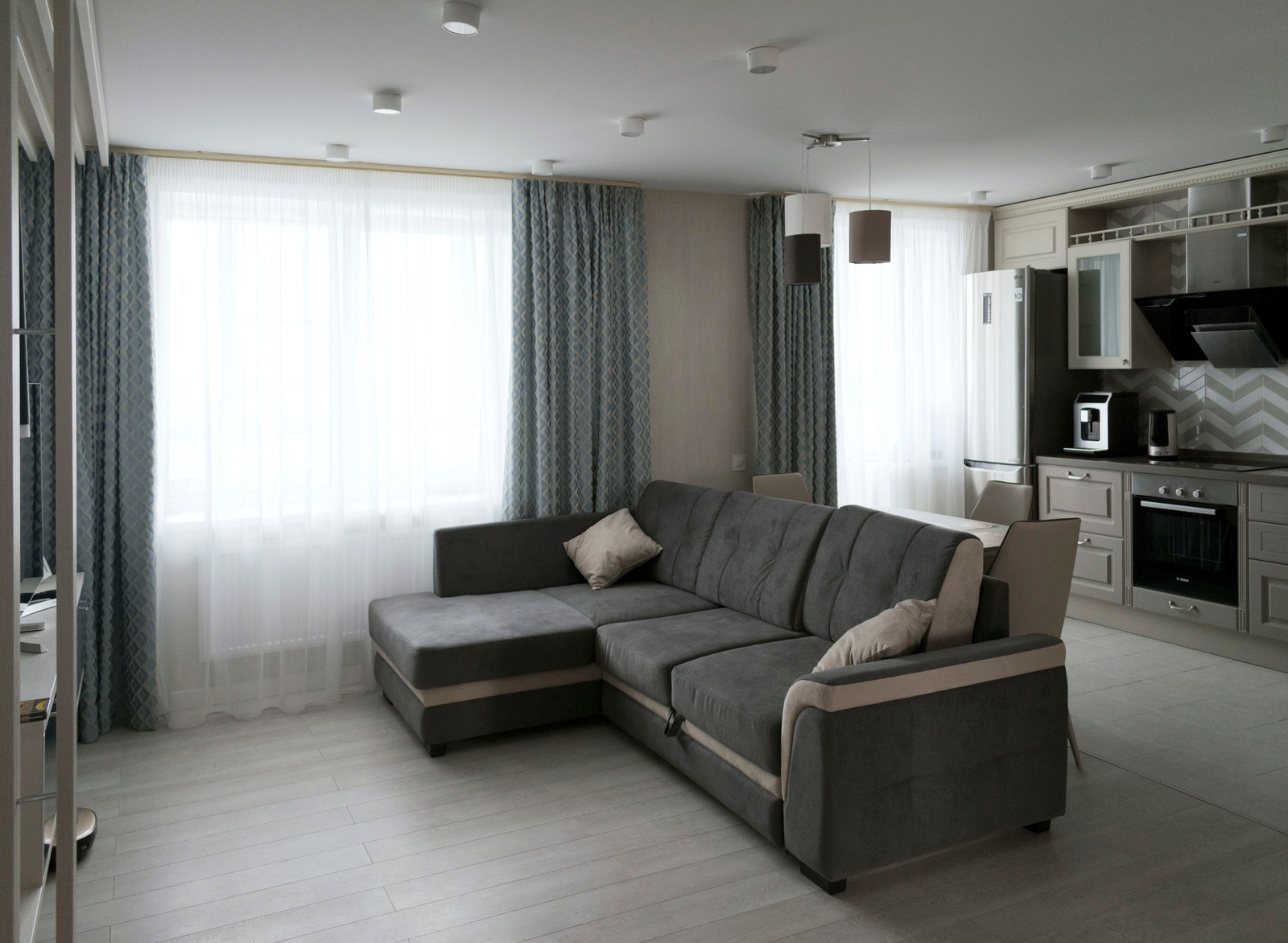 Прямые шторы в современном стиле.