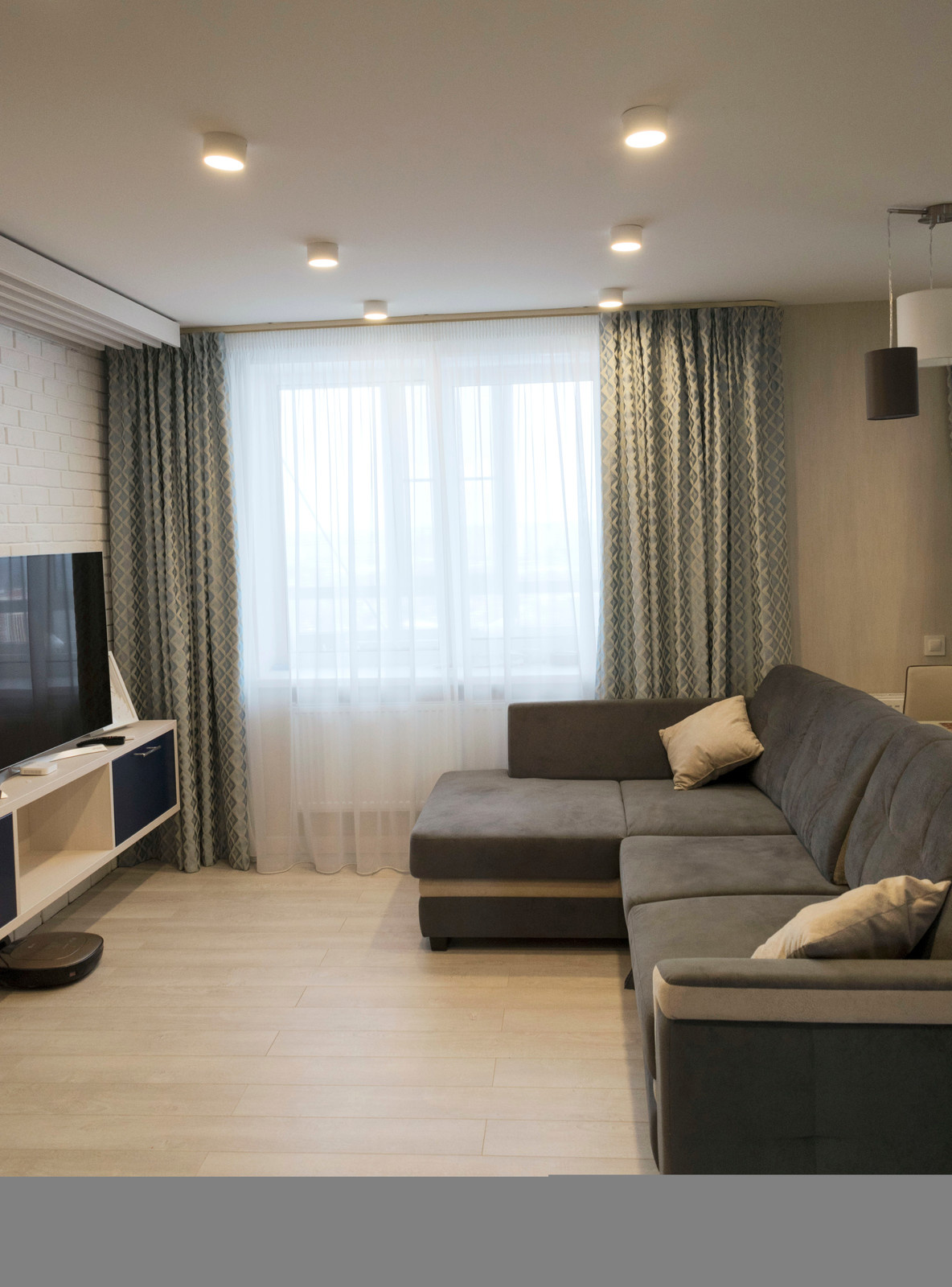 Прямые шторы в современном стиле.