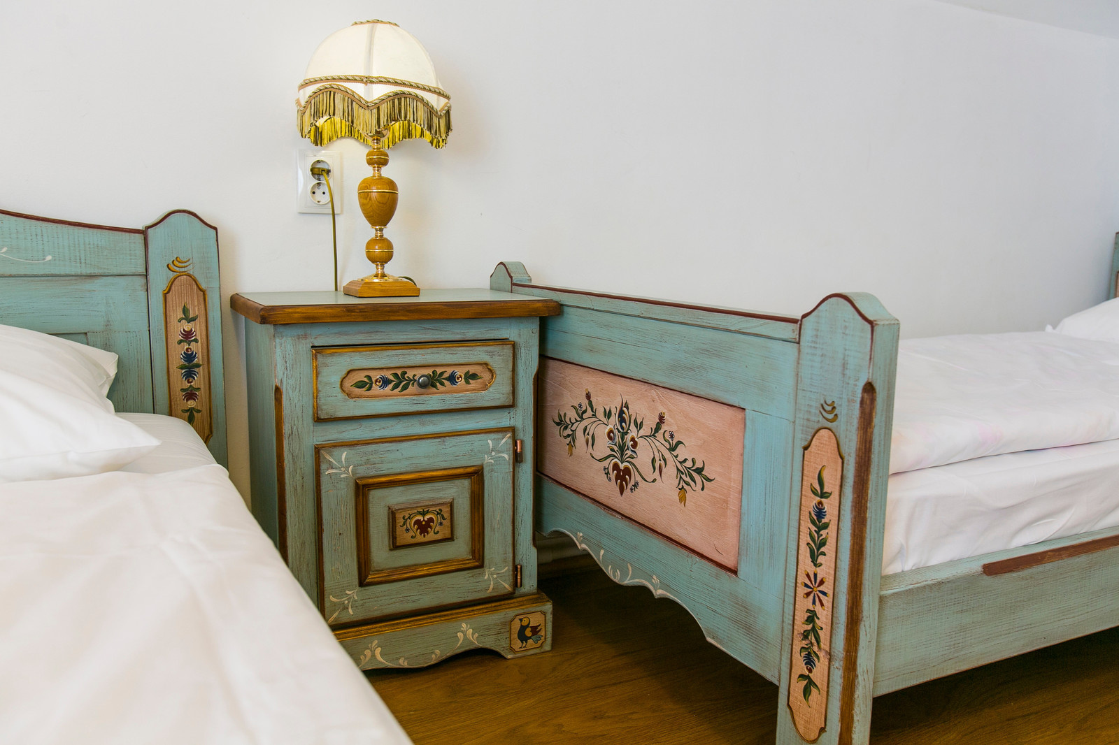 Роспись мебели в австрийском стиле