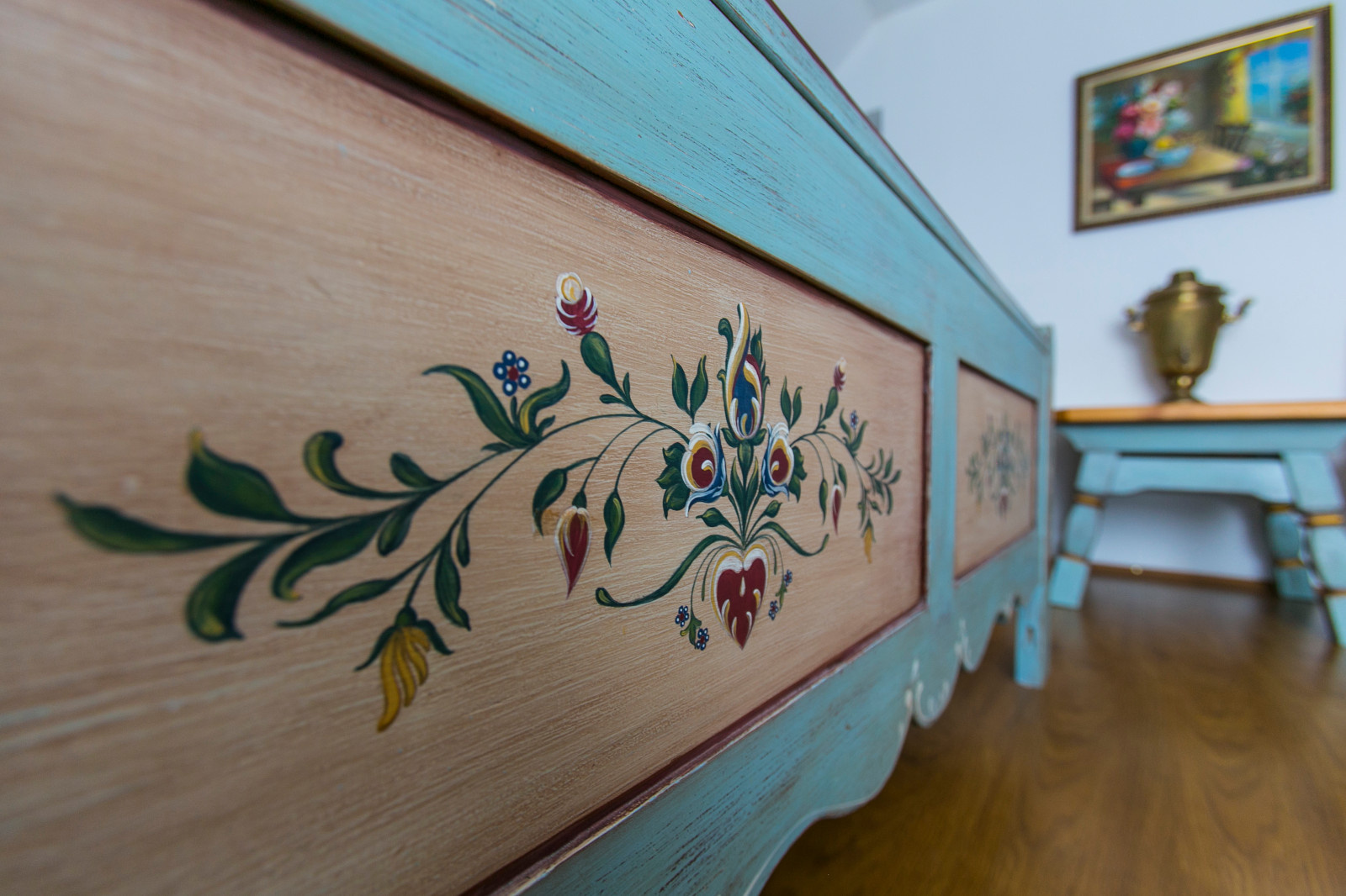 Роспись мебели в австрийском стиле