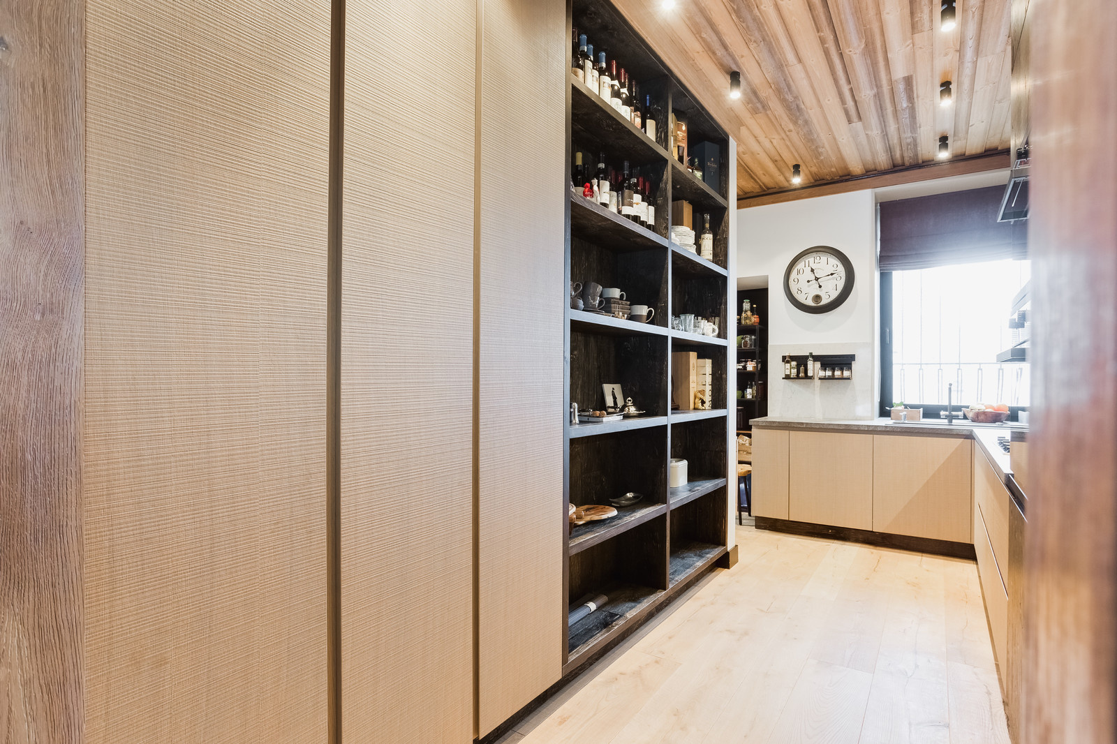 Необычное сочетание березы Old legno naturale, структурного шпона и эмали