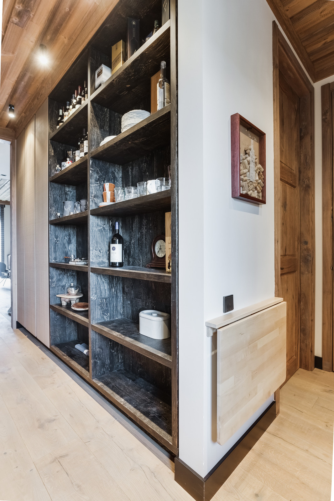 Необычное сочетание березы Old legno naturale, структурного шпона и эмали