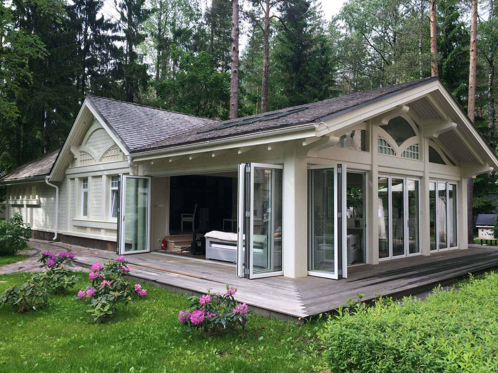 Складные двери в гостевом доме в Ленинградской области