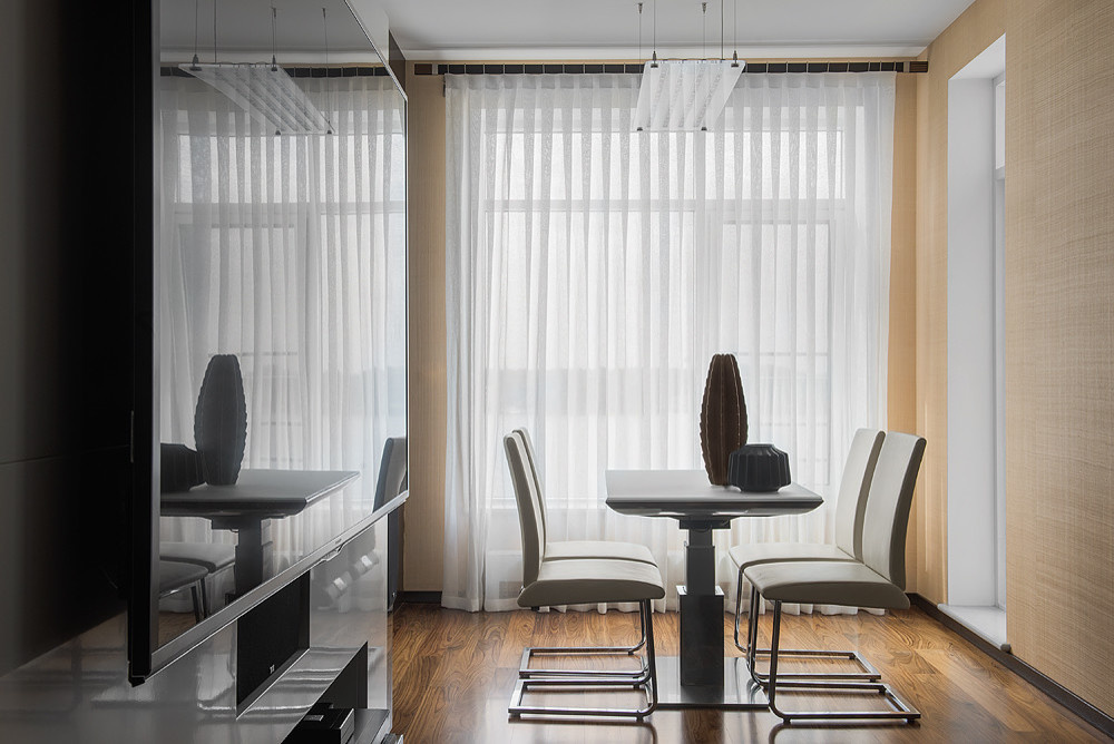 Современная квартира в Санкт-Петербурге с видом на озеро.