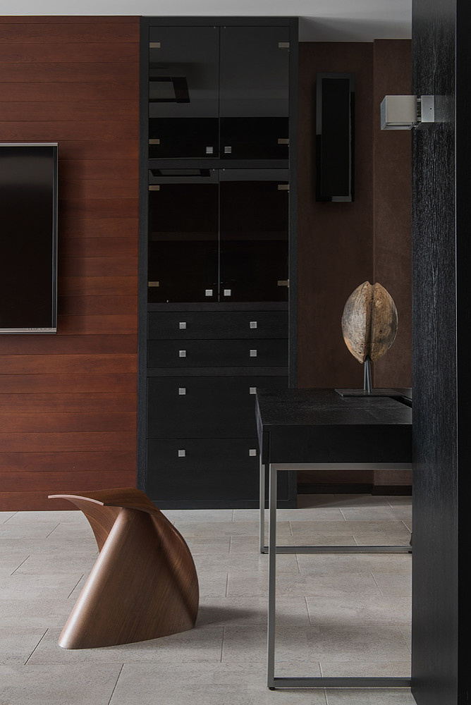 Современная квартира в Санкт-Петербурге с видом на озеро.