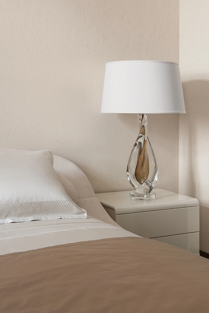 Современная квартира в Санкт-Петербурге с видом на озеро.