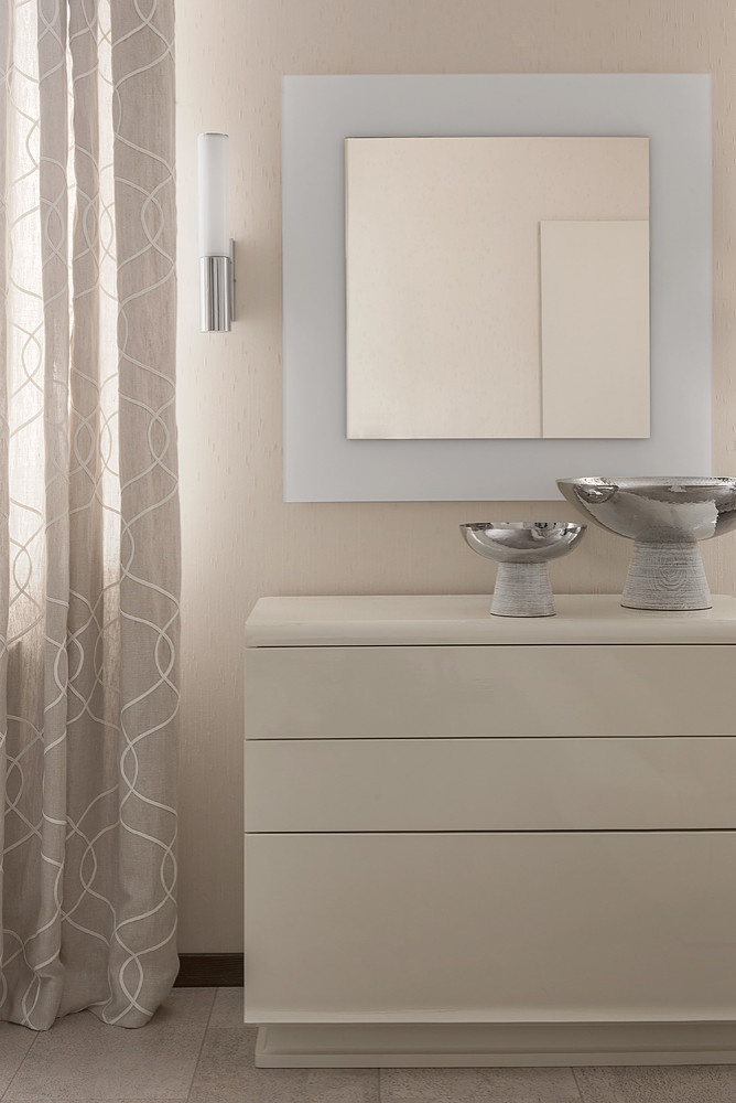 Современная квартира в Санкт-Петербурге с видом на озеро.