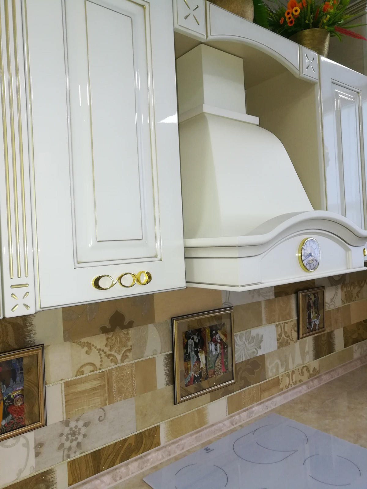 Кухня цвета слоновая кость в глянце с золотой патиной