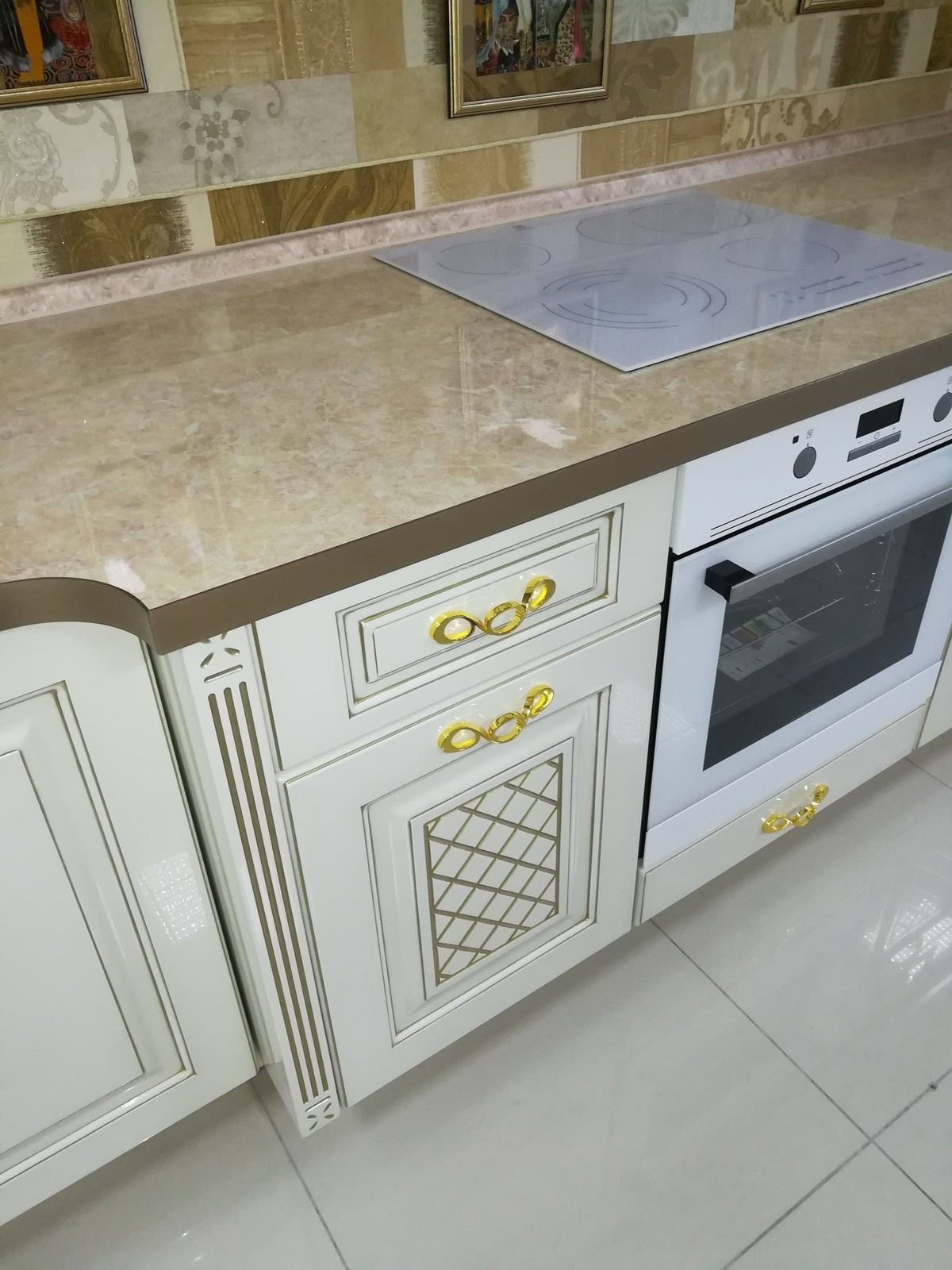 Кухня цвета слоновая кость в глянце с золотой патиной