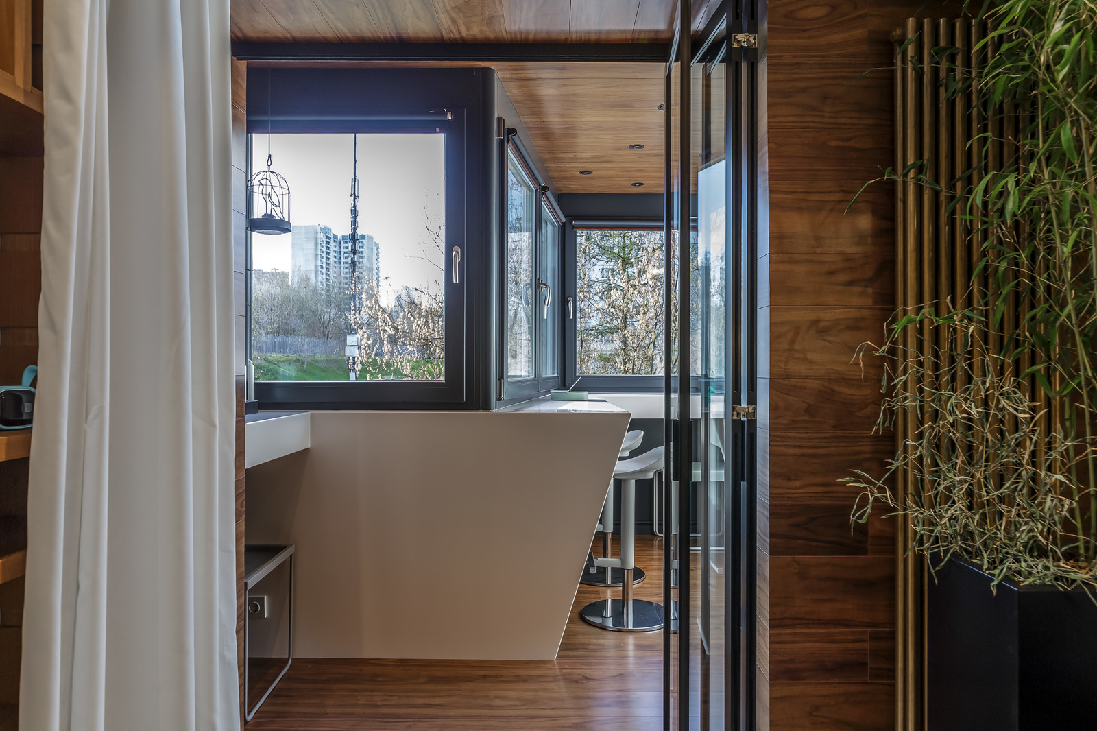 Обложка статьи: Проект недели: Гостиная с «яхтой» на лоджии и звездами на потолке