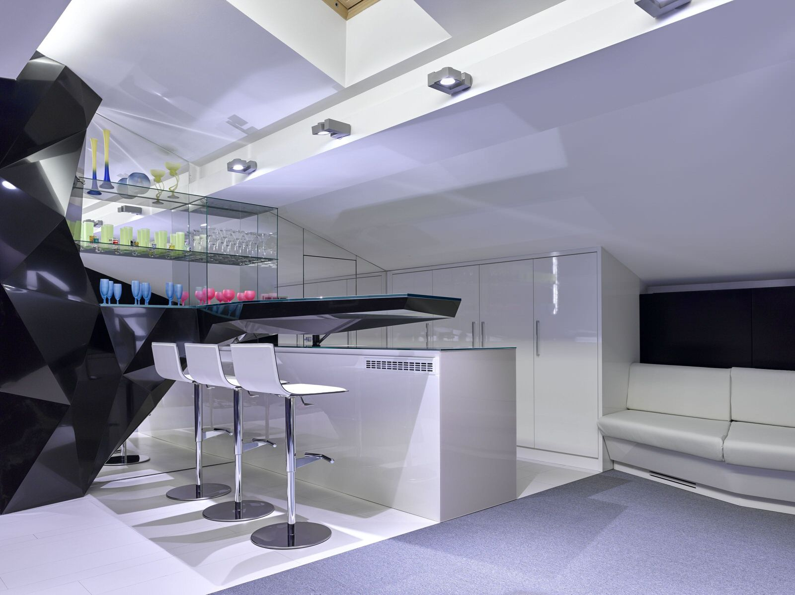 Интерьер современного  жилого дома в коттеджном  поселке "Монтевиль"