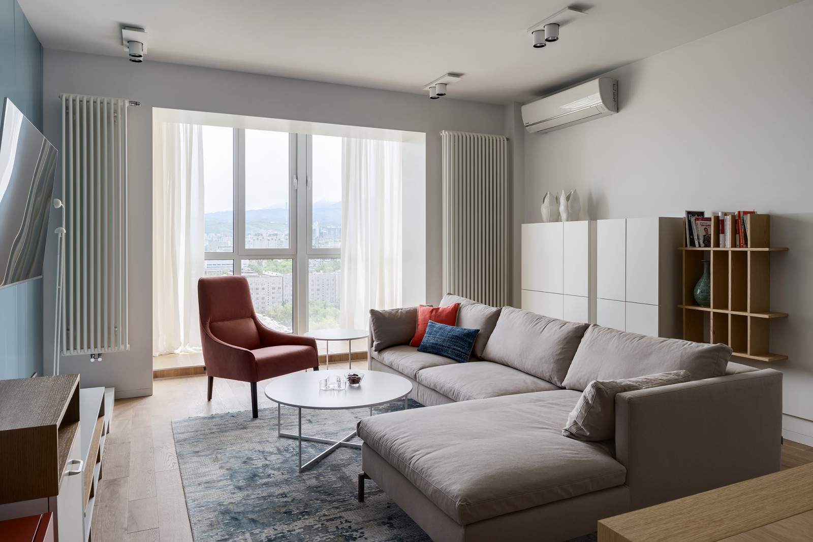 Houzz Казахстан: Квартира со сложной планировкой для мамы и сына